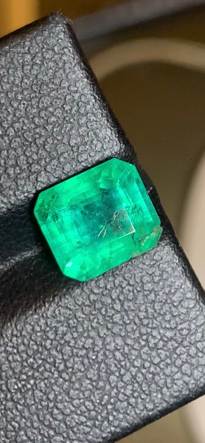 Stunning 2.35 Carat Natural Green Emerald Minor Oil Zambia
