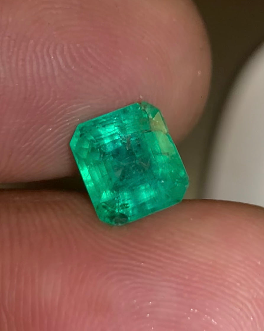 Stunning 2.35 Carat Natural Green Emerald Minor Oil Zambia