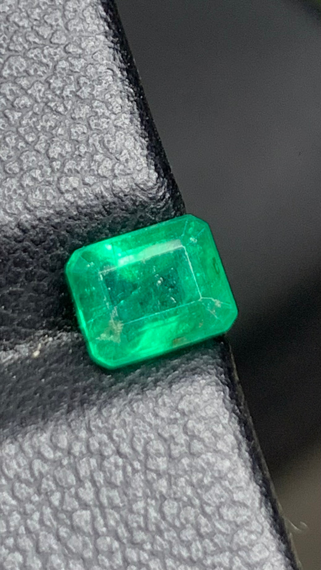 Beautiful 0.80 Carat Natural Vivid Green Emerald Swat Pakistan
