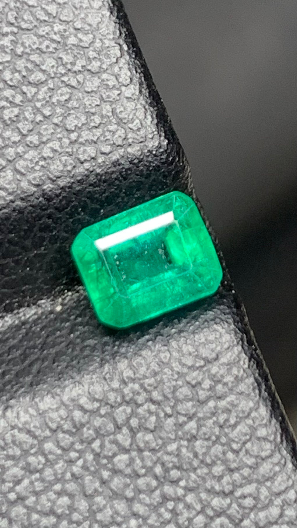 Beautiful 0.85 Carat Natural Vivid Green Emerald Afghanistan Pakistan