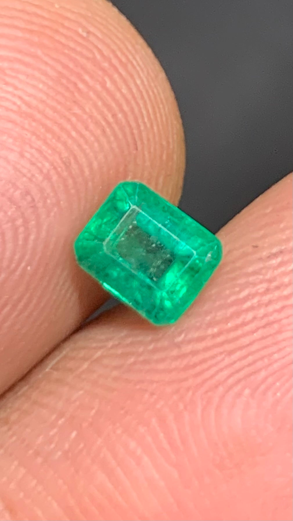 Beautiful 0.85 Carat Natural Vivid Green Emerald Afghanistan Pakistan
