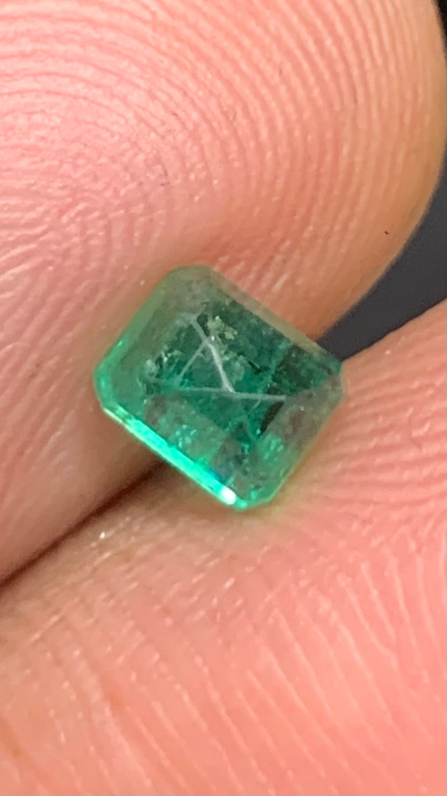 Beautiful 0.85 Carat Natural Vivid Green Emerald Afghanistan Pakistan