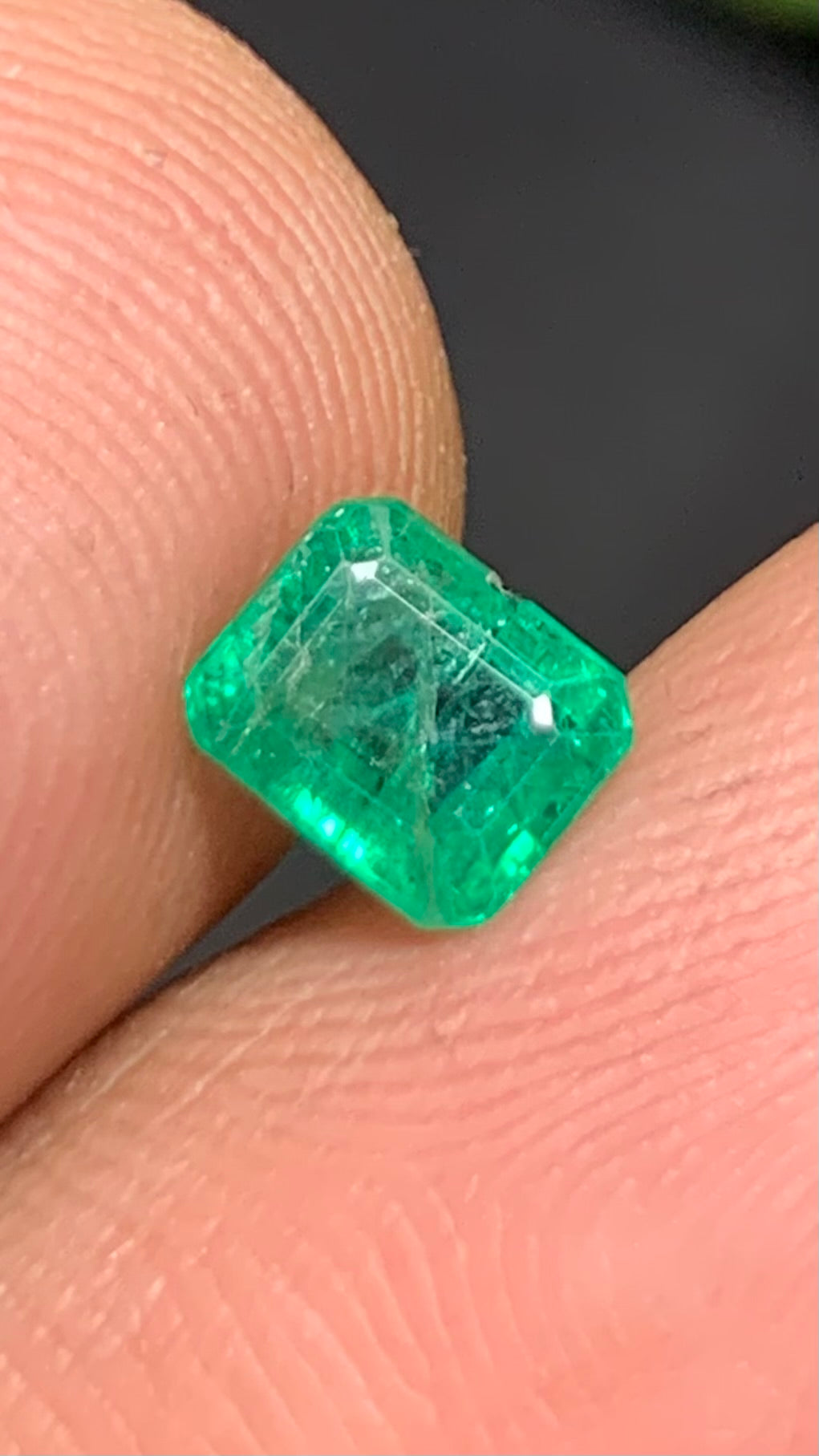 Beautiful 0.85 Carat Natural Vivid Green Emerald Swat Pakistan