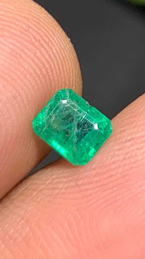 Beautiful 0.85 Carat Natural Vivid Green Emerald Swat Pakistan