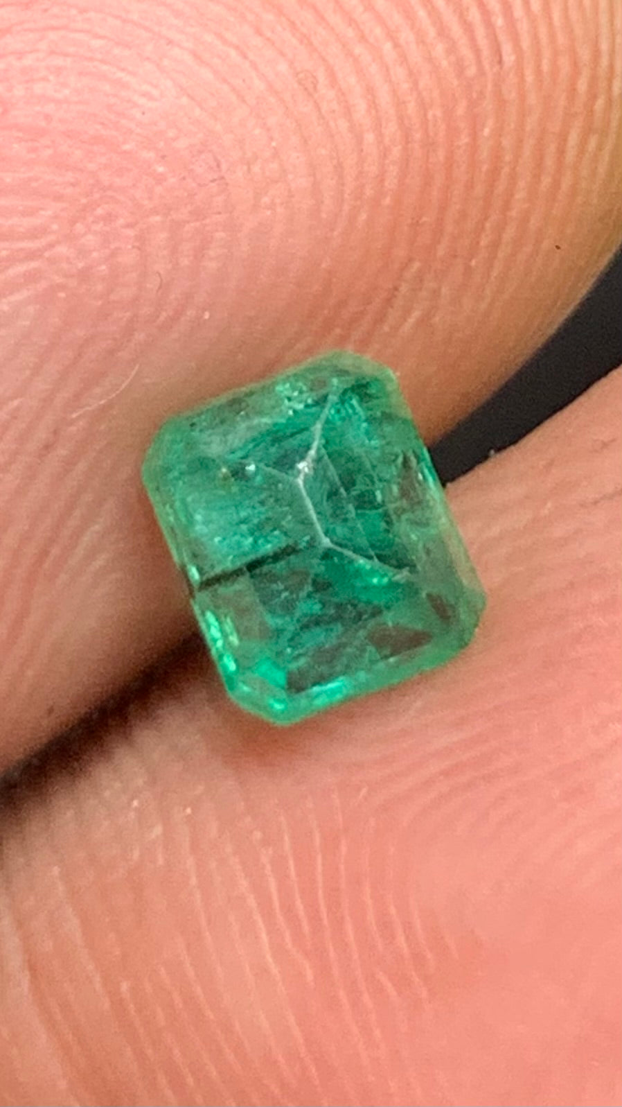 Beautiful 0.85 Carat Natural Vivid Green Emerald Swat Pakistan