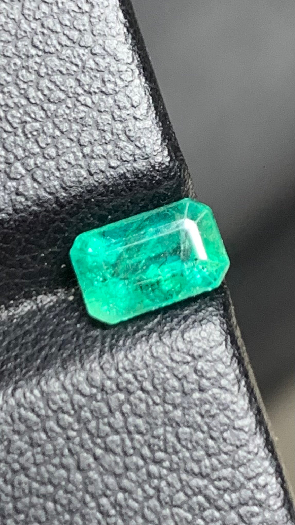 Beautiful 1 Carat Natural Green Emerald Swat Pakistan