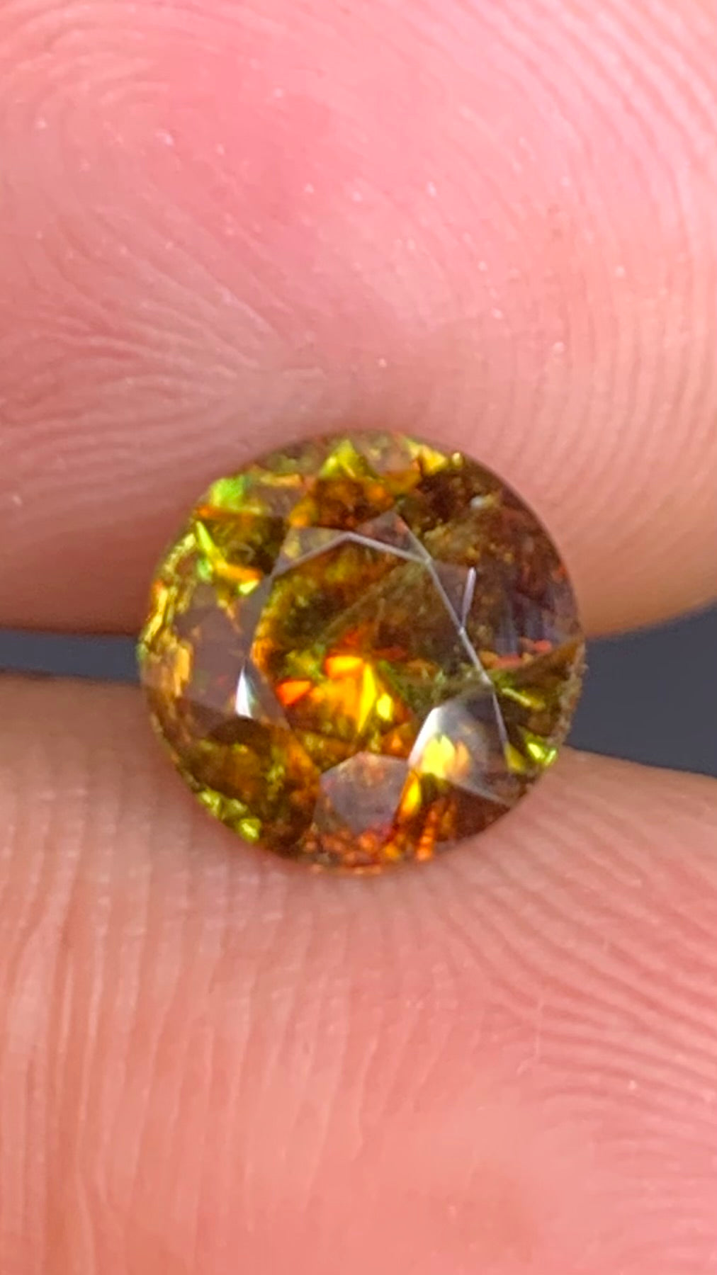 Untreated Top Quality 2.10 Carat Yellow Green Colour Natural Sphene full of flashes