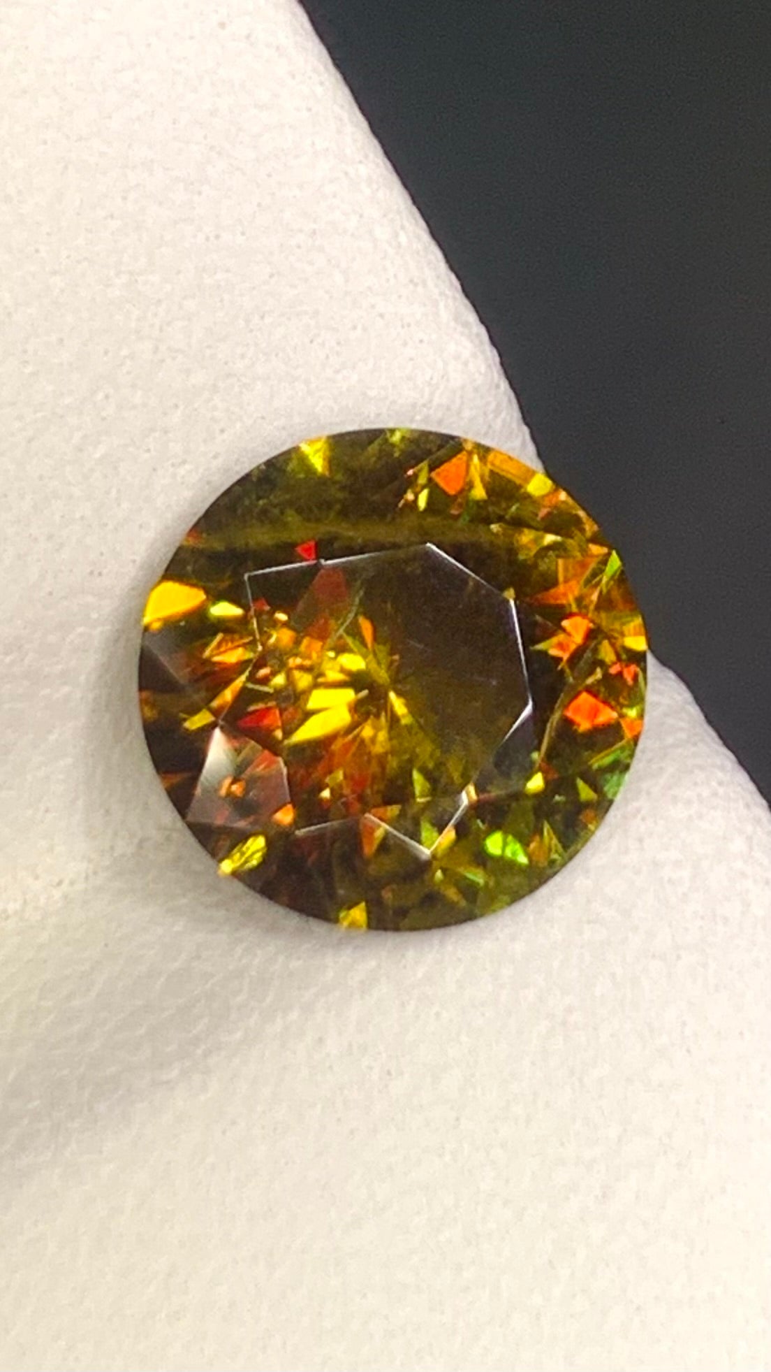 Untreated Top Quality 3.70 Carat Yellow Green Colour Natural Sphene full of flashes