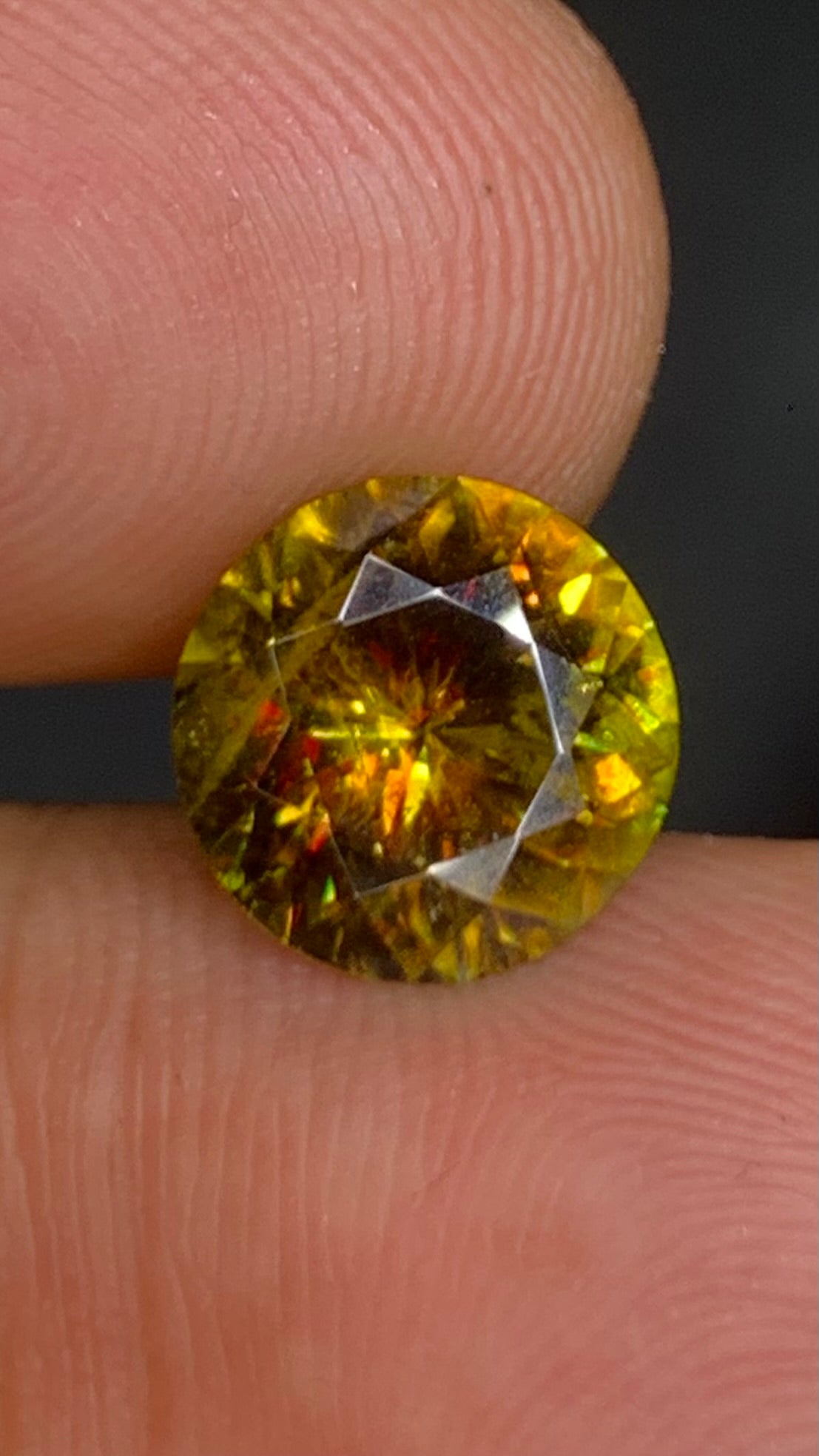 Untreated Top Quality 3.70 Carat Yellow Green Colour Natural Sphene full of flashes