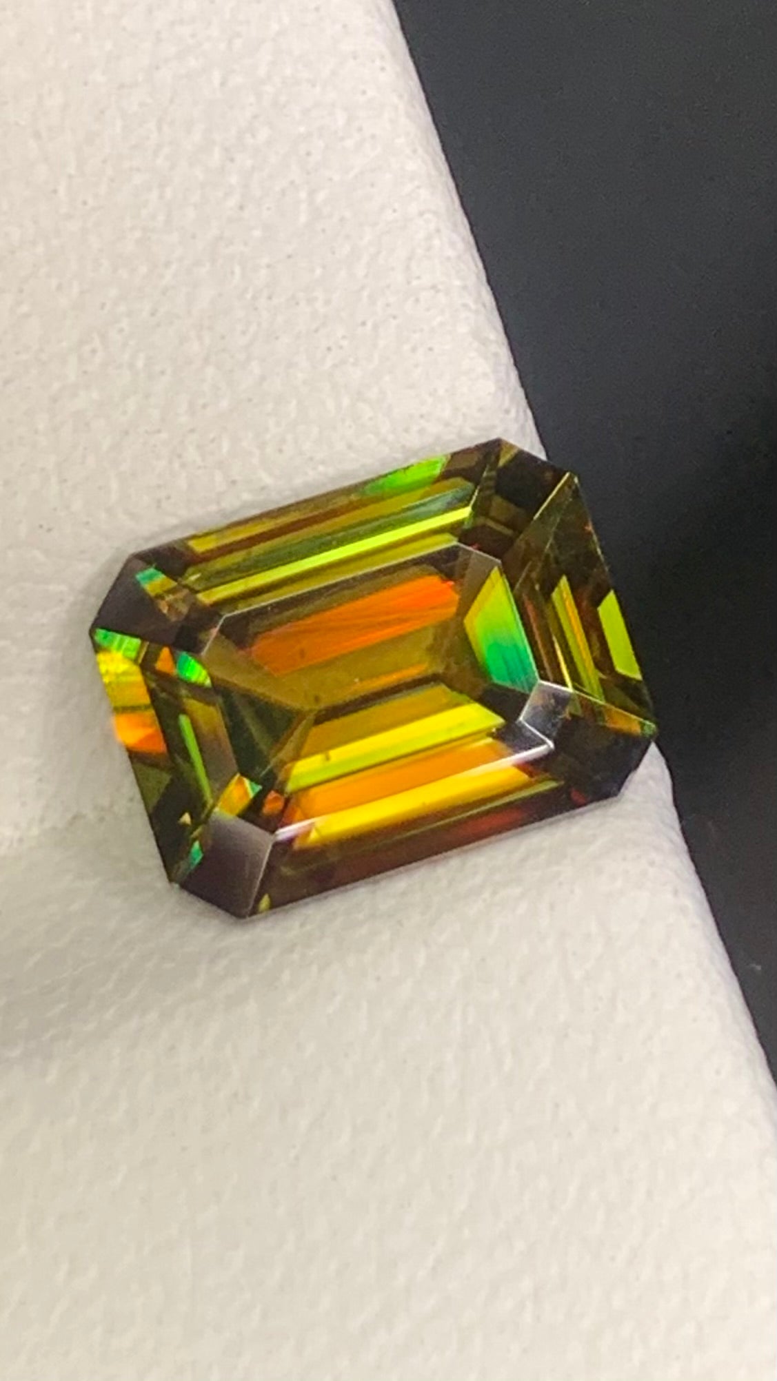 Untreated Top Quality 3.05 Carat Yellow Green Colour Natural Sphene full of flashes