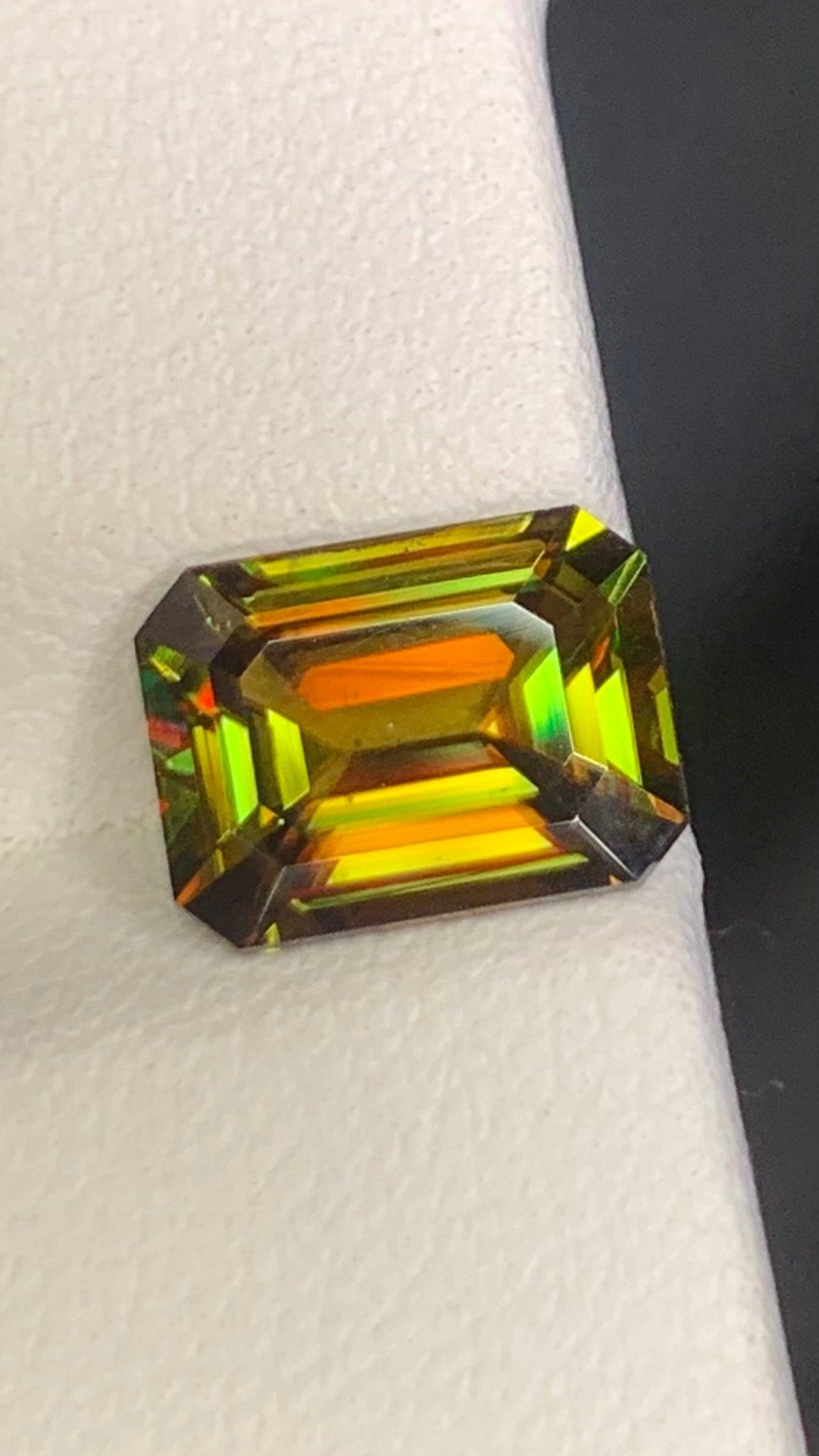 Untreated Top Quality 3.05 Carat Yellow Green Colour Natural Sphene full of flashes