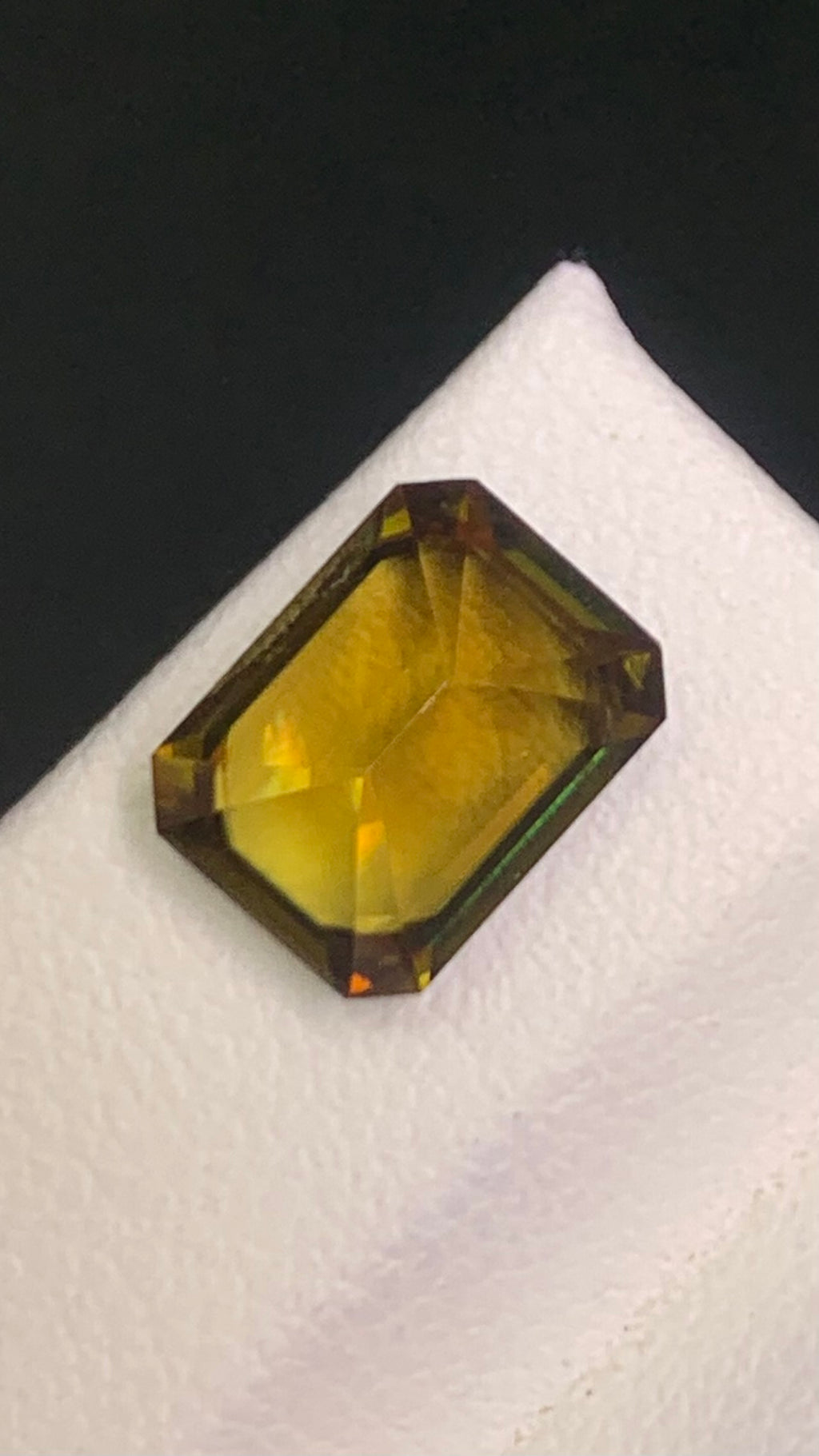 Untreated Top Quality 3.05 Carat Yellow Green Colour Natural Sphene full of flashes
