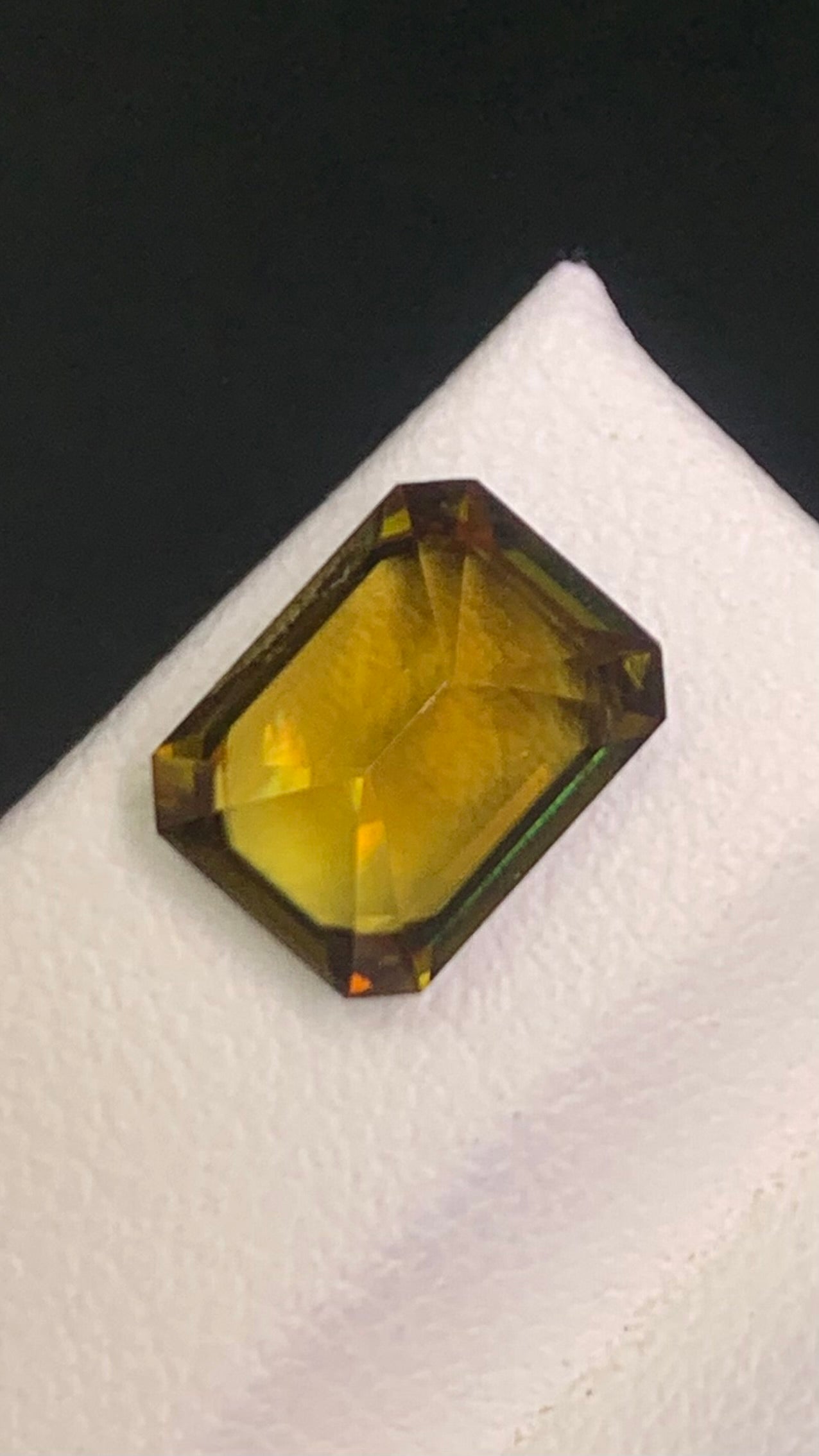 Untreated Top Quality 3.05 Carat Yellow Green Colour Natural Sphene full of flashes