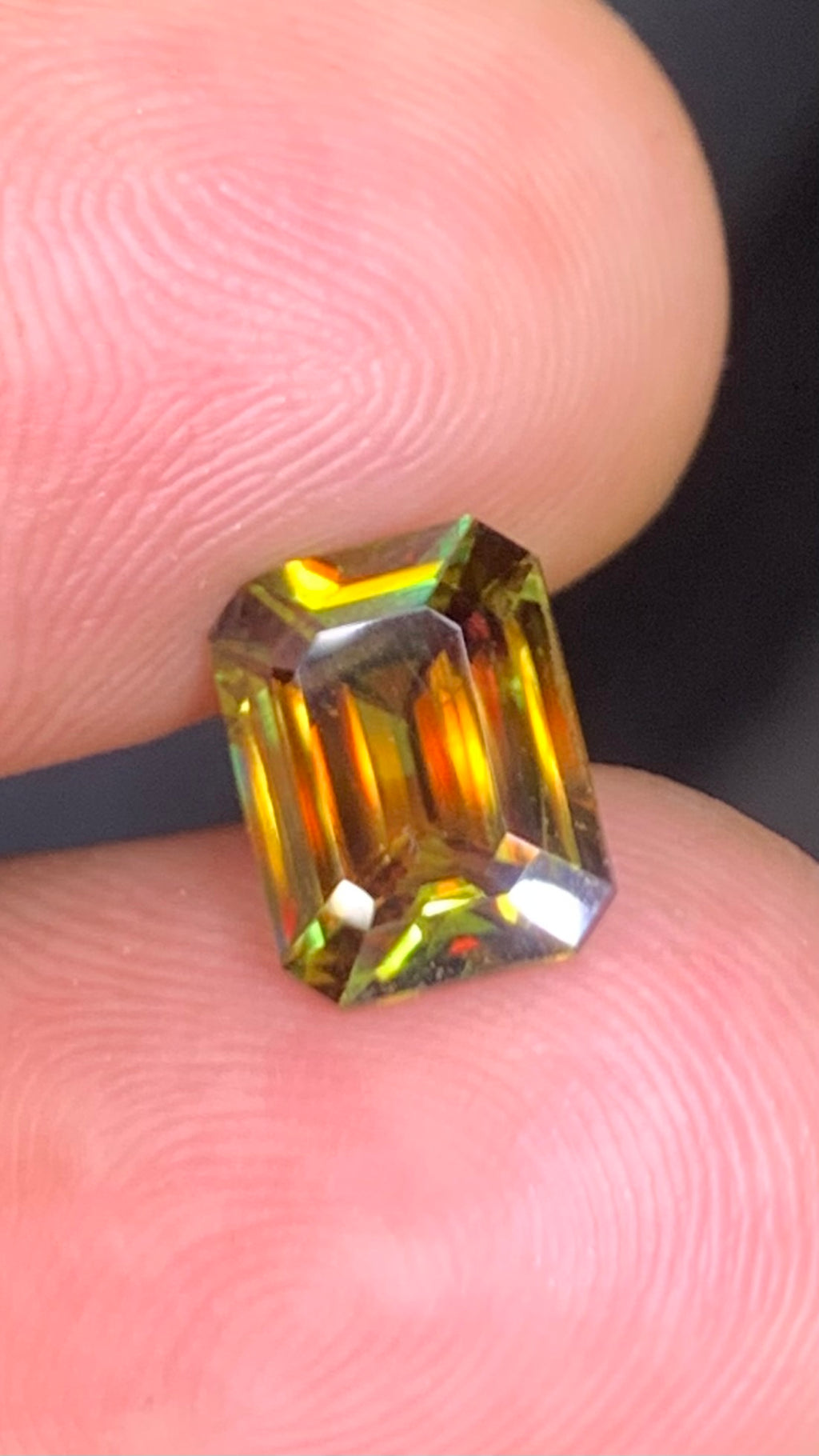 Untreated Top Quality 3.05 Carat Yellow Green Colour Natural Sphene full of flashes