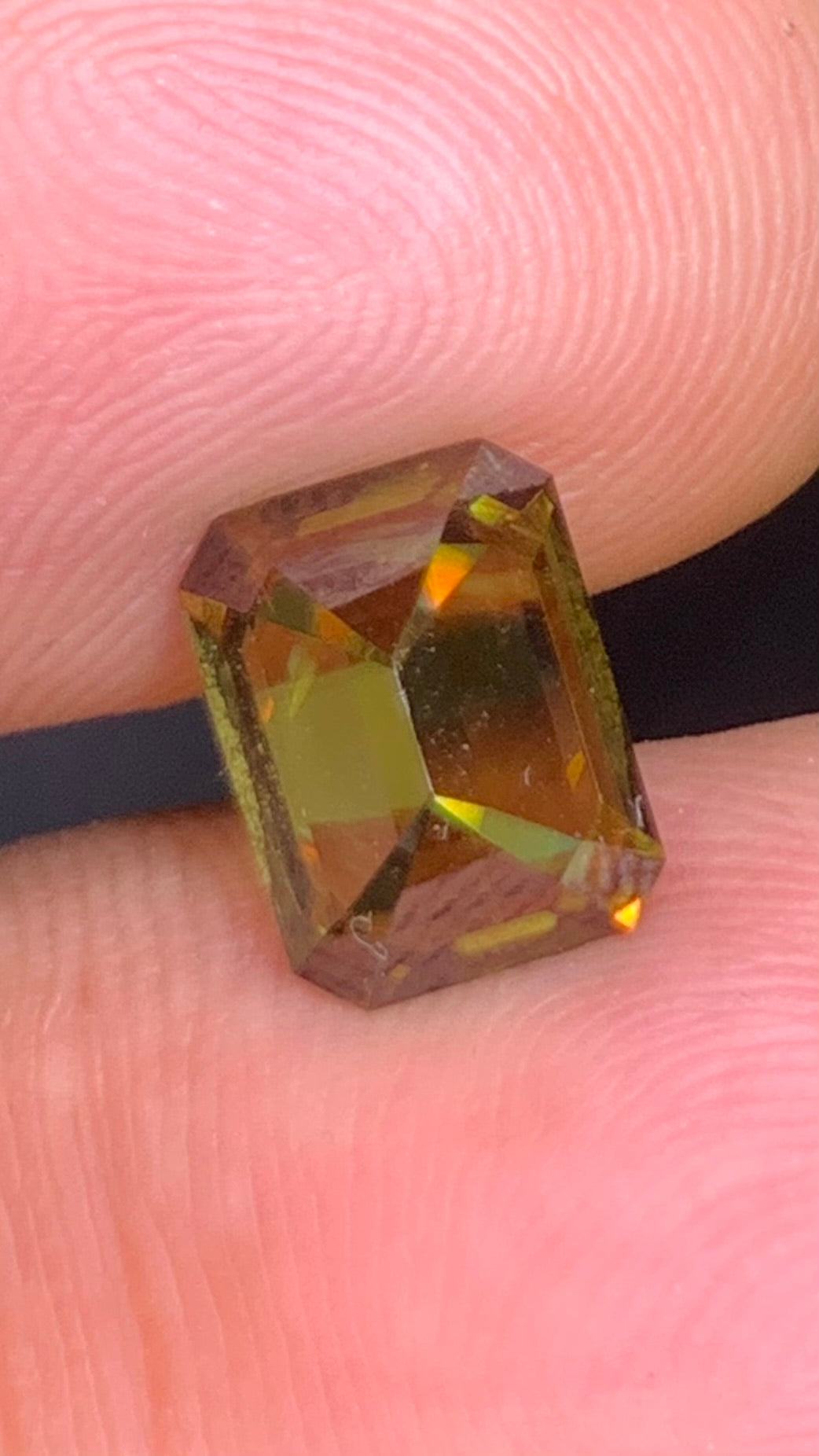 Untreated Top Quality 3.05 Carat Yellow Green Colour Natural Sphene full of flashes