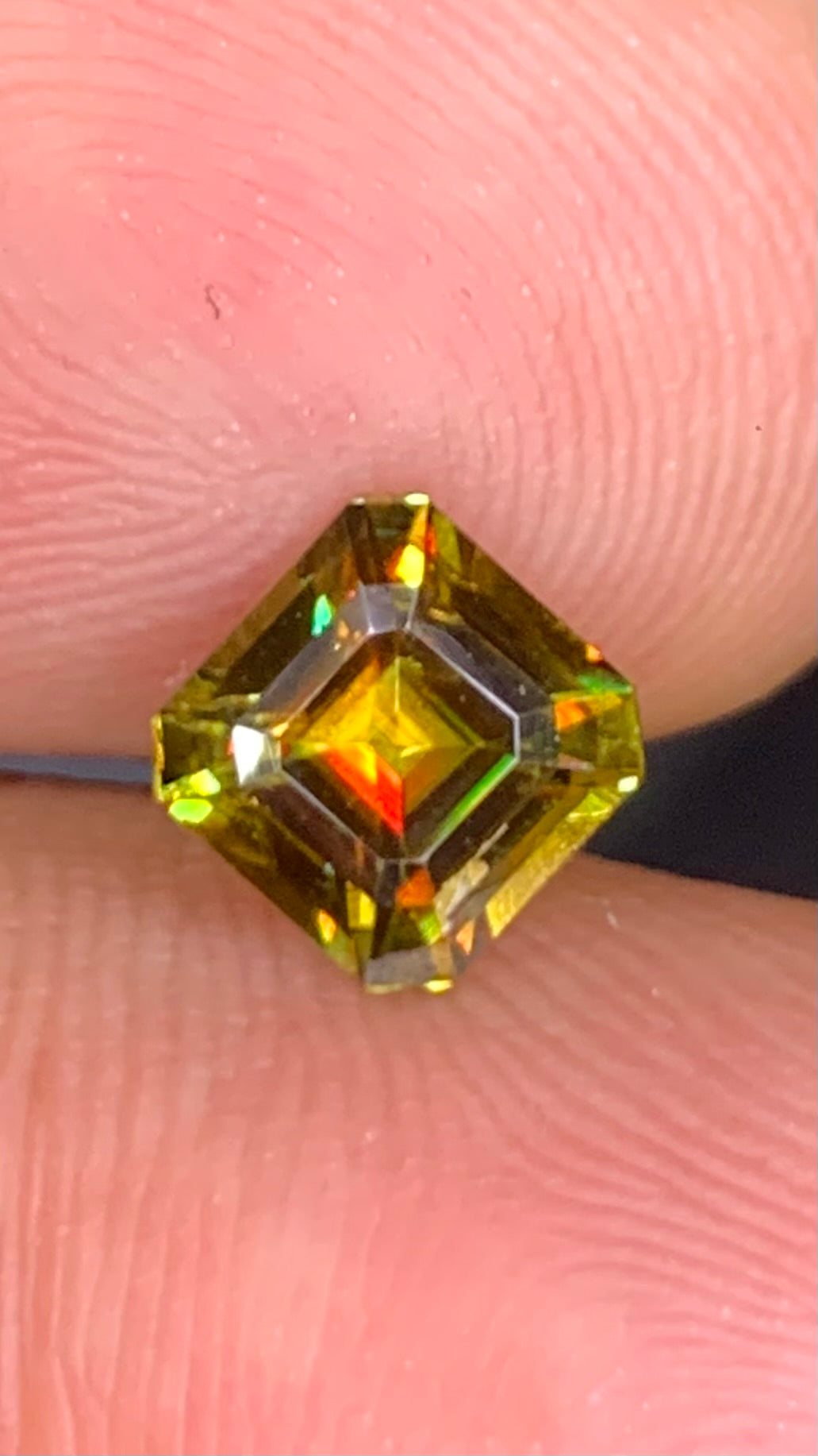 Untreated Top Quality 1.60 Carat Yellow Green Colour Natural Sphene full of flashes