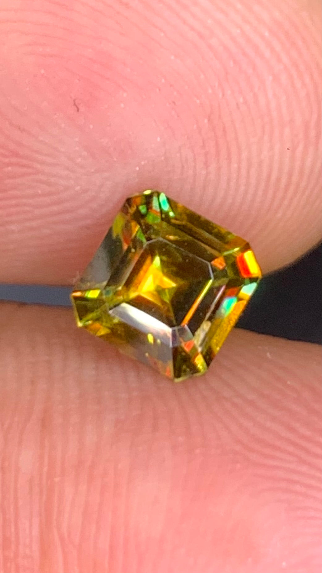 Untreated Top Quality 1.60 Carat Yellow Green Colour Natural Sphene full of flashes