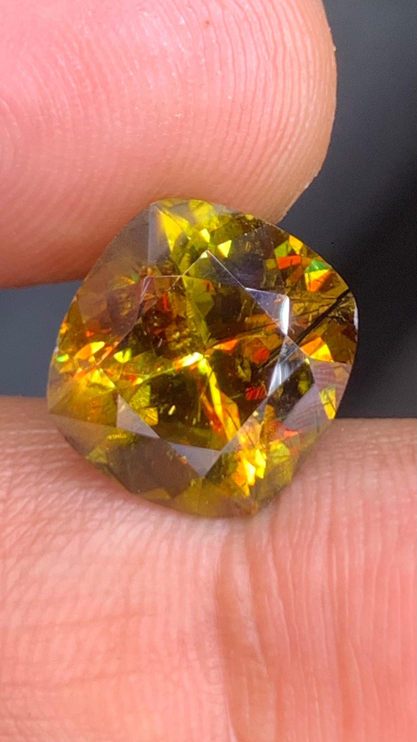 Untreated Top Quality 9.40 Carat Yellow Green Colour Natural Sphene with Rutile full of flashes