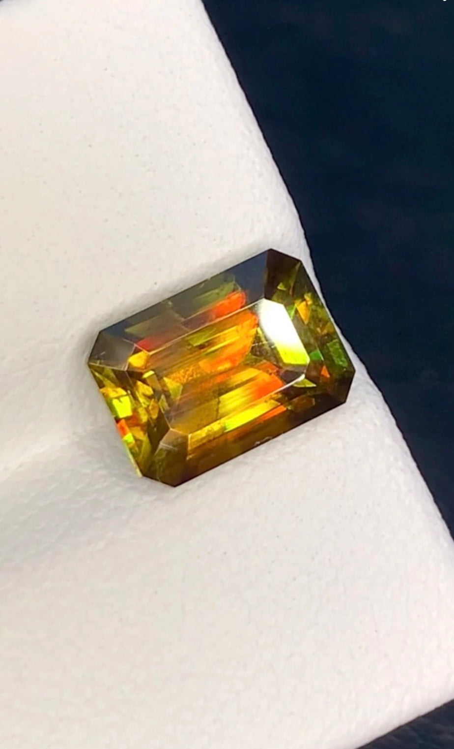 Untreated Top Quality 2.95 Carat Yellow Green Colour Natural Sphene full of flashes